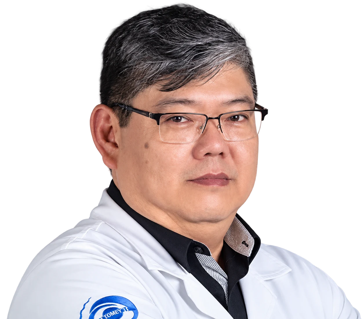 Rogério Hotta, optometrista, de jaleco branco
